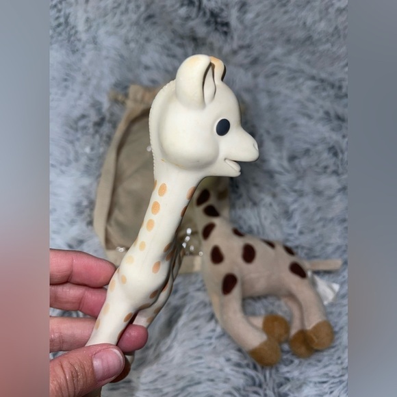 Sophie La Girafe Giraffe Baby Teether Sensory Squeak Soft Toy Bag Set - Picture 3 of 7